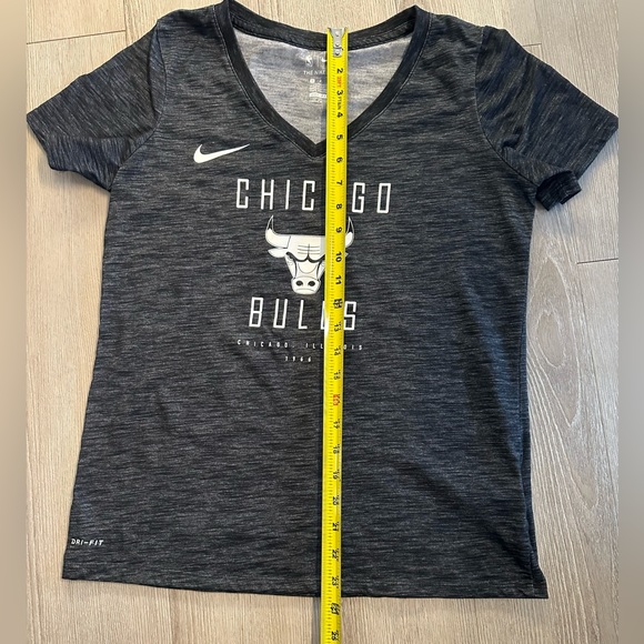 Nike Chicago Bulls medium tshirt. Gray Dri fit. Vneck - Picture 6 of 7